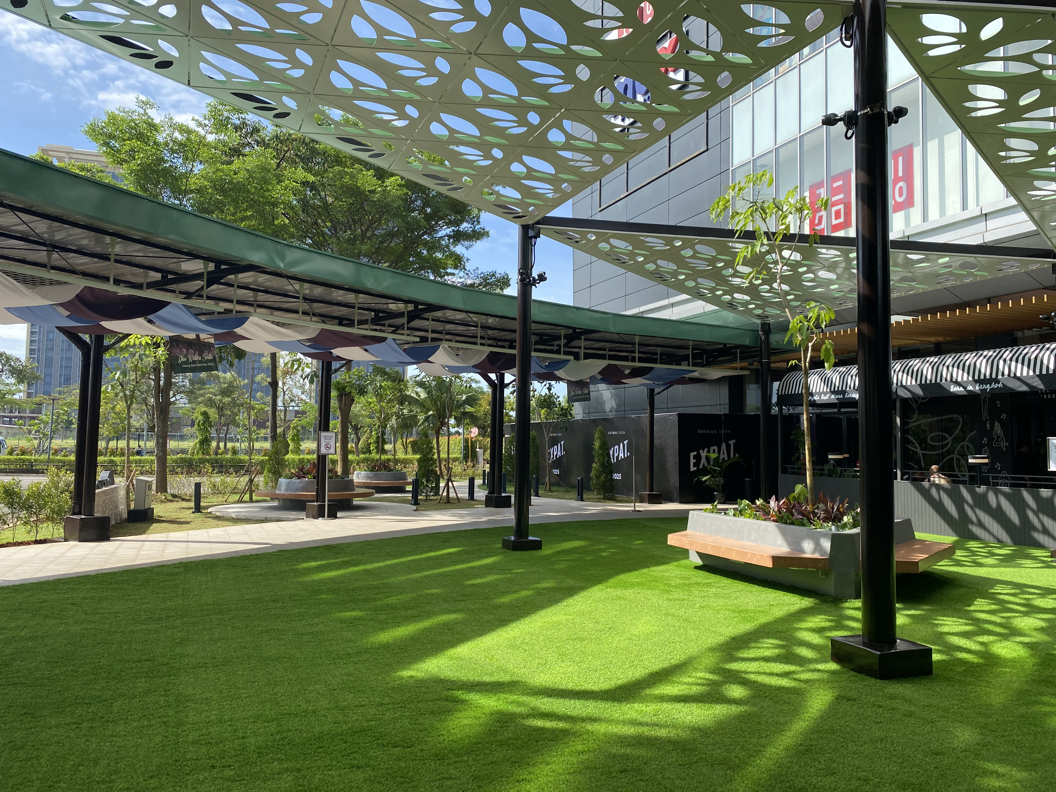 Outdoor dining terrace at ÆON Mall BSD City